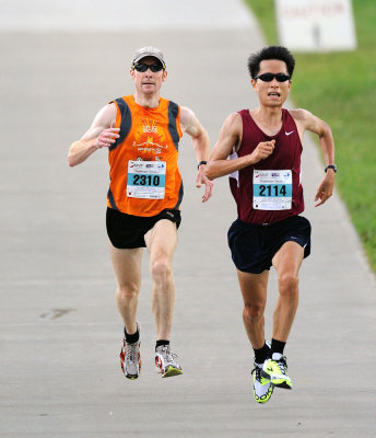Chris Collins (left) took sixth in 16:51.40 and Mike Chow (right) took seventh in 16:51.80 