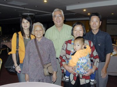 My cousin Fee Jing and her family 007.jpg