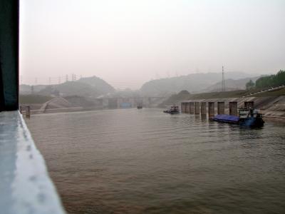 the ships line up against those pillars to enter the locks