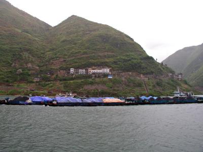 ships going along the yangtze