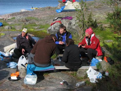 Kjelle, Anders, Johanna, Jonas och Eva med ryggarna emot kameran