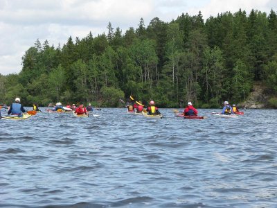 Paddling mot Runsa fornborg