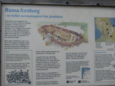 Informationstavla om Runsa fornborg