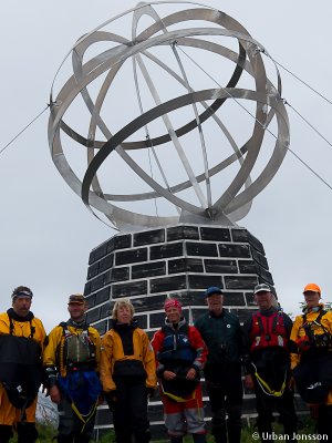 Obligatorisk gruppbild vid Polcirkelmonumentet på Vikingen.