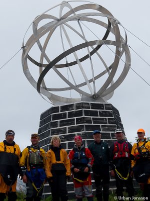 Obligatorisk gruppbild vid Polcirkelmonumentet p Vikingen.