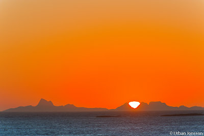 Kl 1 på natten kröp den ner bakom Solvaer för att sedan stiga igen...