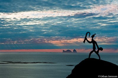 På lunnetoppen hade en konstnär placerat några små skulpturer...