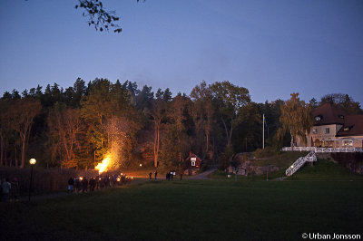 När vi närmade oss värdshuset tändes brasan.