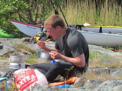Oscar intar lunch på Lill-Trösslan