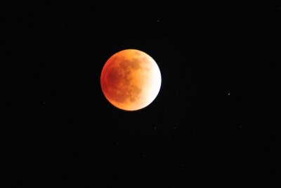  moon beautifully red @22:14  _9675.JPG