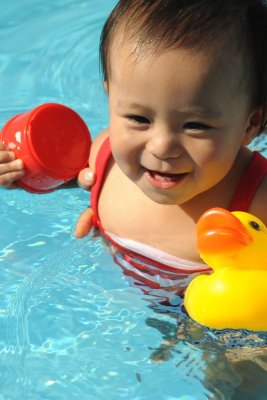 swims with little duck DSC_6798.JPG