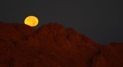 The moon on Mt Sinai ɽ