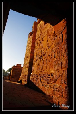 The relief sculpture on the wall of Medinat Habu in Luxor ĵ
