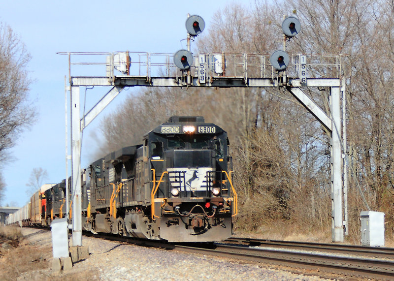 NS 167 heads down Norwood hill, and under the signal bridge at Cumberland Chair just North of Somerset 