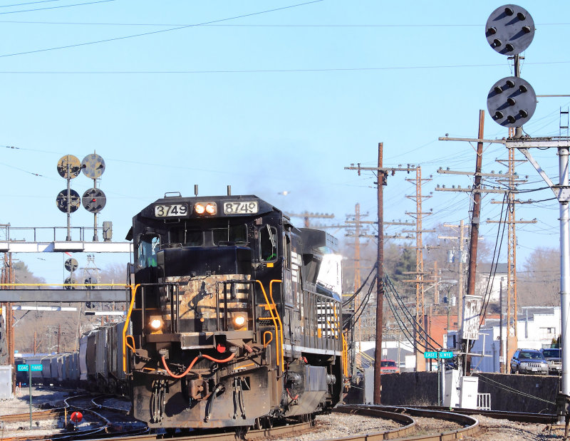 A Westbound eases into Roanoke on the Blue Ridge District 