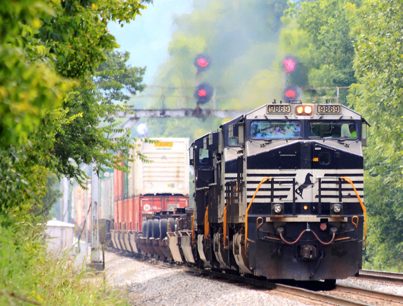 Northbound 216 accelerates away from a stop at Geneva 