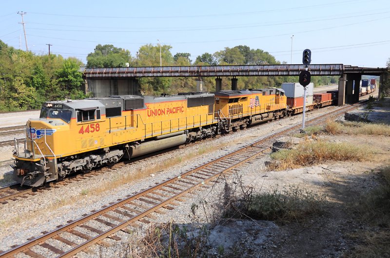 NS 201 with a solid set of UP power passes under the Wilder St bridge 