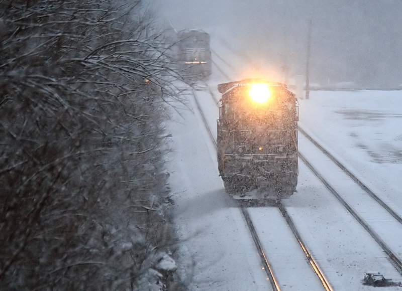 Heavy snow is falling as the crew of 76J turns the lead engine before heading to Louisville 