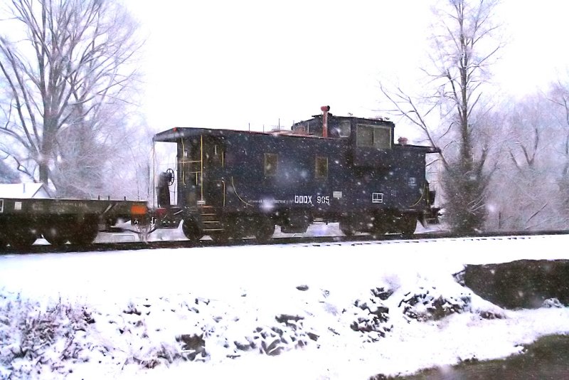 DODX 905 trails a Westbound 052 at Harrodsburg 
