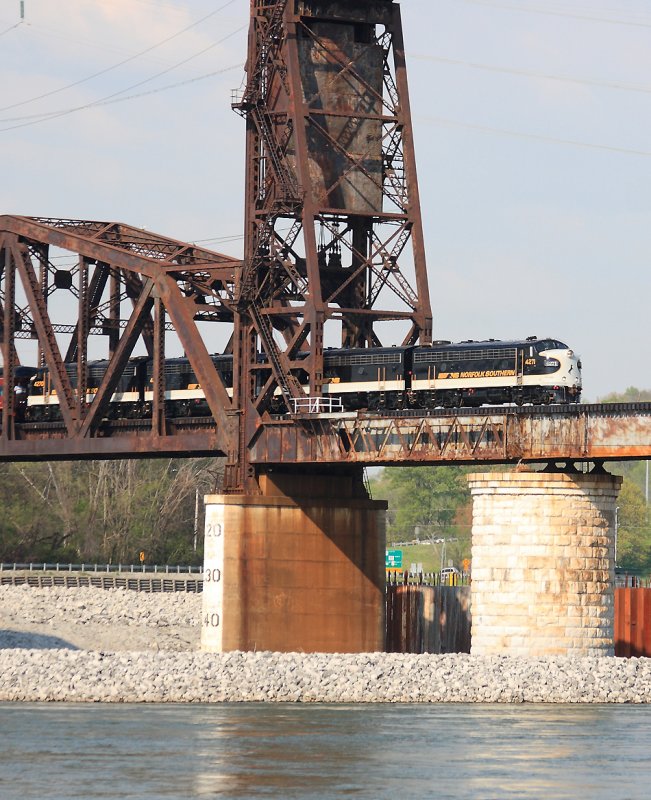 NS 951 eases across Tenbridge, making a late afternoon arrival in Chattanooga 