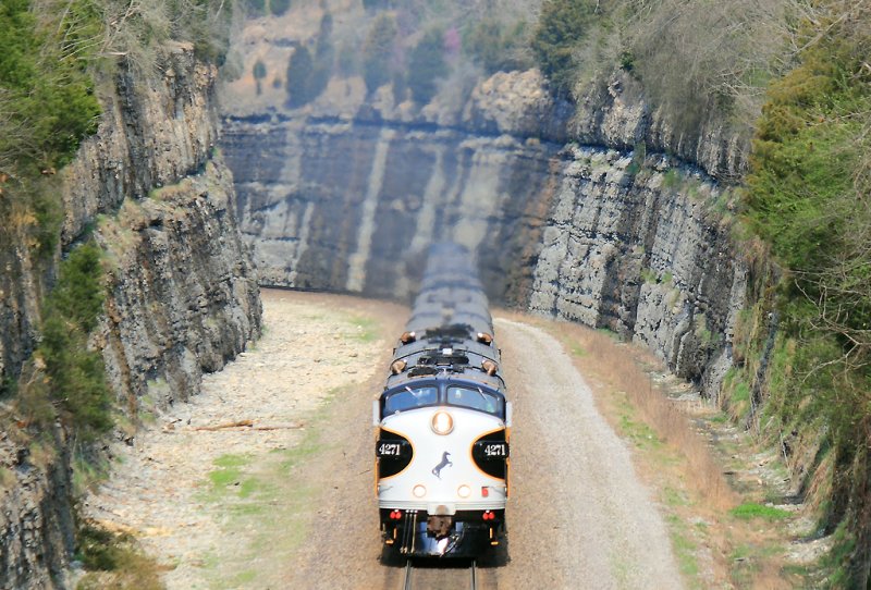 NS 952 sems to have no trouble making track speed, as they near the top of Kings Mountain 