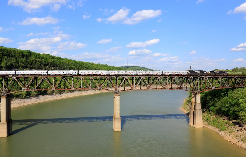 Clowns over the Cumberland NS 048 crosses the Cumberland River at Burnside 