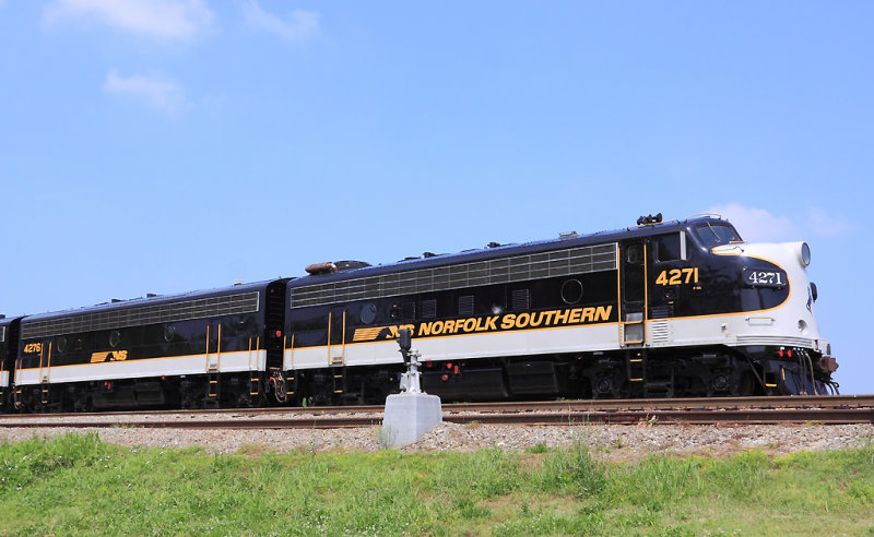 The outbound Derby train turns on the wye at the K&I yard in Louisville 