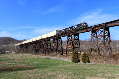 NS 223 crossed the Green River Viaduct, under a Blue spring sky 