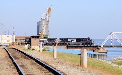 Freshly painted NS 8869 is starting its train arross the TN river 