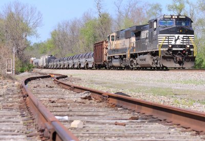 NS 375 has a BNSF unit 2nd out, as they climb through Burgin 
