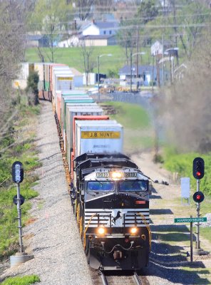 NS 223 accelerates out of Harrodsburg 
