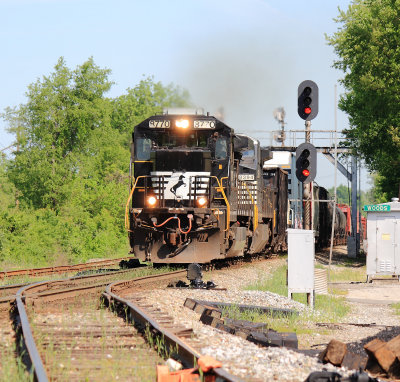 NS 8770 leads a Southbound at CP Woods