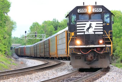 NS 289 pulls into the siding at East Waddy