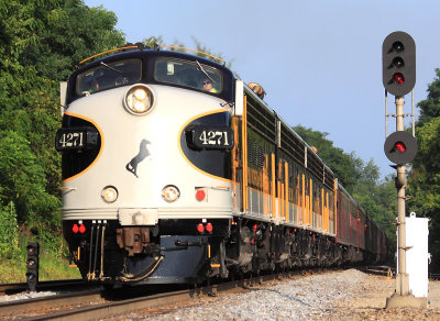 NS 952 heads into the morning sun at the West end of Waddy 