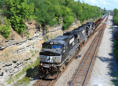 NS 61A has swapped crews, and heads West for Louisville 