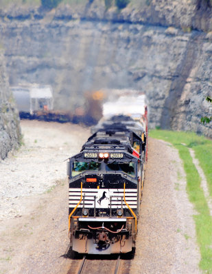 NS 143 rolls through the massive cut that by-passed tunnel #2 at Kings Mountain 