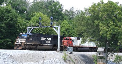 NS 143 coming past the freshly cleaned derailment site.
