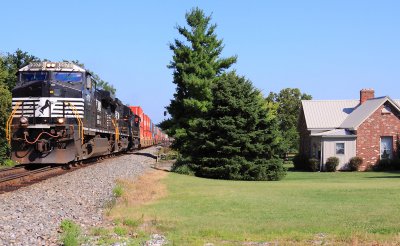 NS 223 roars past East Talmage without delay 