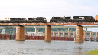 A late evening meet with NS 229 & 282 above the TN River 