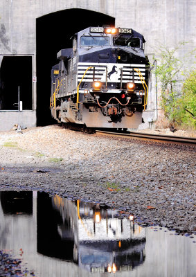 NS 177 pops out of the South end of Nemo Tunnel 
