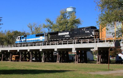 NS 289 crosses the bridge at Shelbyville with a GMTX leader 