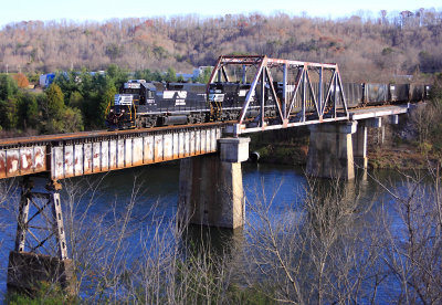 Train T12 crosses the Clinch River at Clinton 