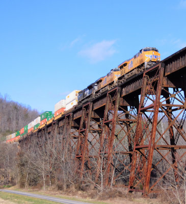 UP power leads train 215 at Southfork 