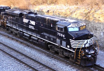 NS 7594 leads train 76J around the wye off the Louisville District 