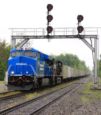 Northbound NS 264 comes under the signals at Junction with Gevo-Smurf on the point 