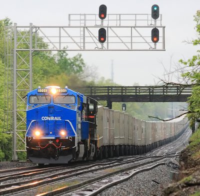 Conrail 8098 leads Northbound 264 out of Danville, KY 