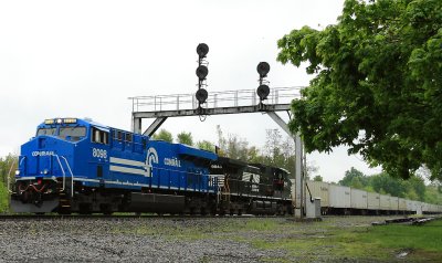 NS 264 rolls through the rain with CR 8098 at Junction City 
