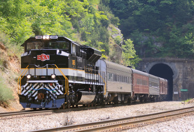NS 958 at the West portal of Montgomery tunnel