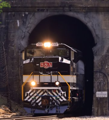 NS 958 at the West portal of Montgomery tunnel 