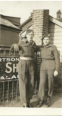 Dad  and unknown soldier_1942.jpg